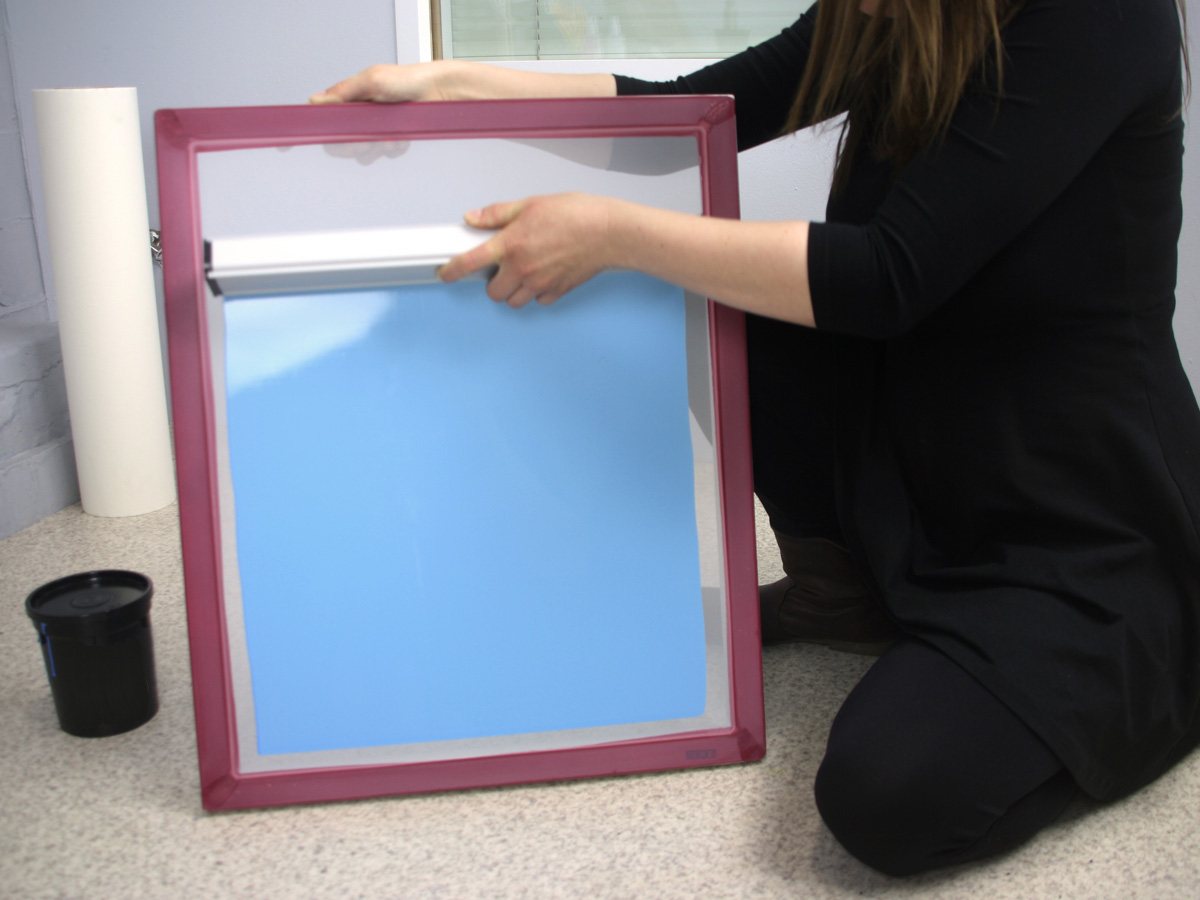 Siebdruckrahmen mit FLX SCREEN HYBRID Emulsion beschichten Siebdruckrahmen mit FLX SCREEN HYBRID Emulsion beschichten