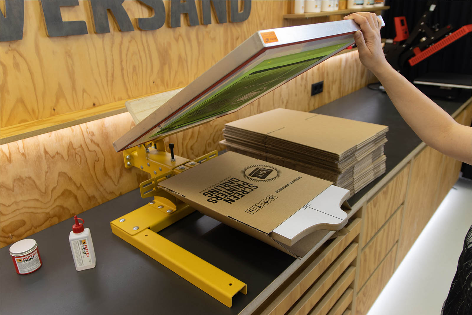 Versandkartons im Siebdruckverfahren veredeln mit Papierdruckfarbe und Verzögerer-Additiv